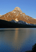 Reflet des montagnes sur le lac paisible